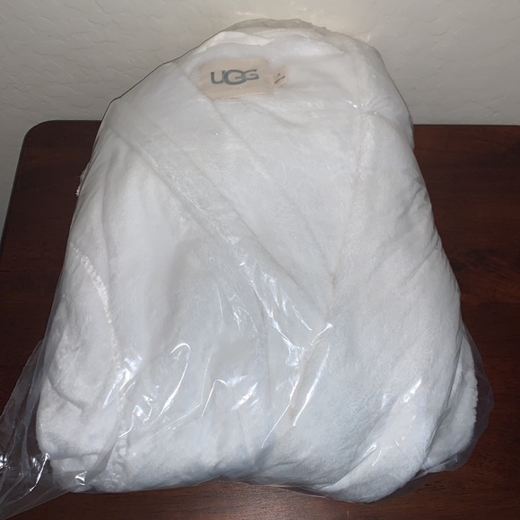 UGG BRAND NEW SIZE MEDIUM MIRANDA GORGEOUS WHITE HOODED FLEECE ROBE - Picture 13 of 13